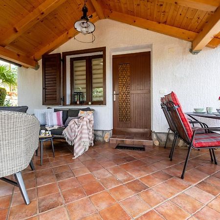 Apartman "Ela" Njivice Bagian luar foto