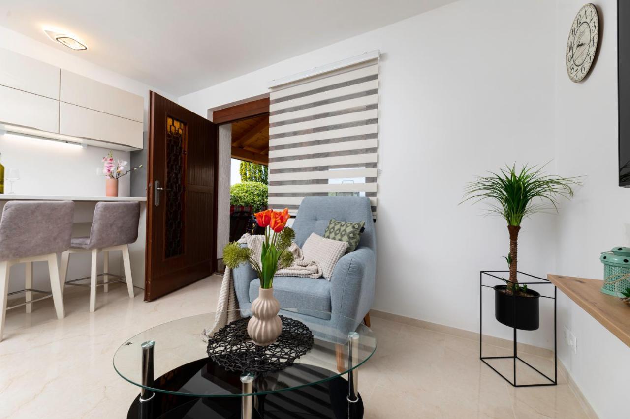Apartman "Ela" Njivice Bagian luar foto