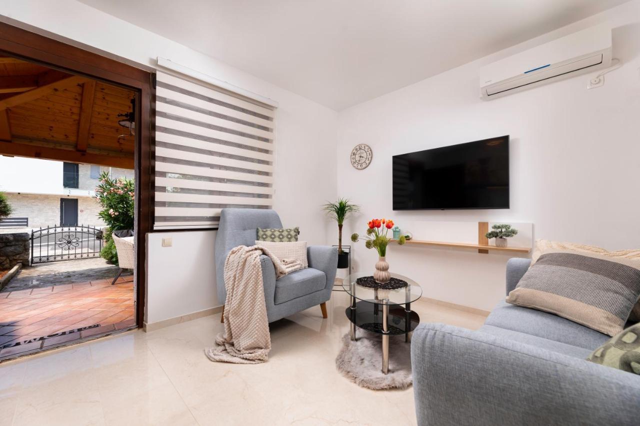 Apartman "Ela" Njivice Bagian luar foto