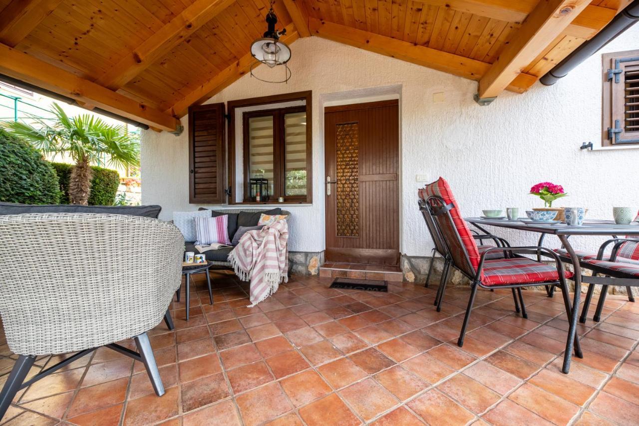 Apartman "Ela" Njivice Bagian luar foto