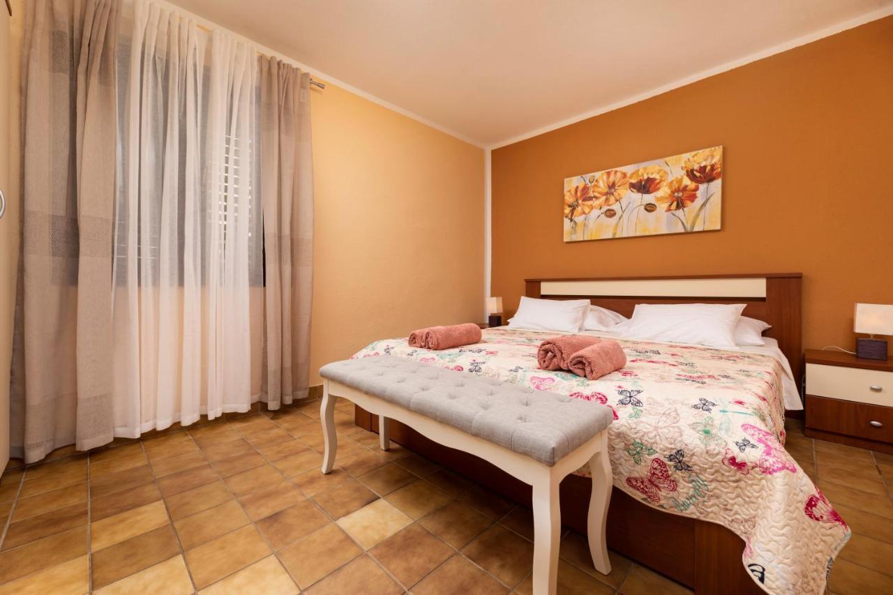 Apartman "Ela" Njivice Bagian luar foto