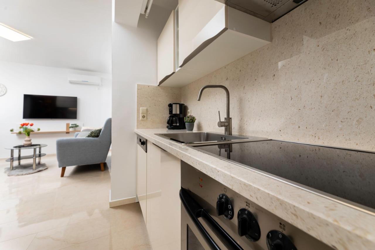 Apartman "Ela" Njivice Bagian luar foto