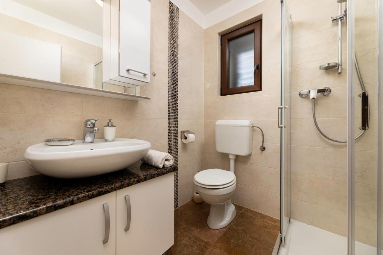 Apartman "Ela" Njivice Bagian luar foto