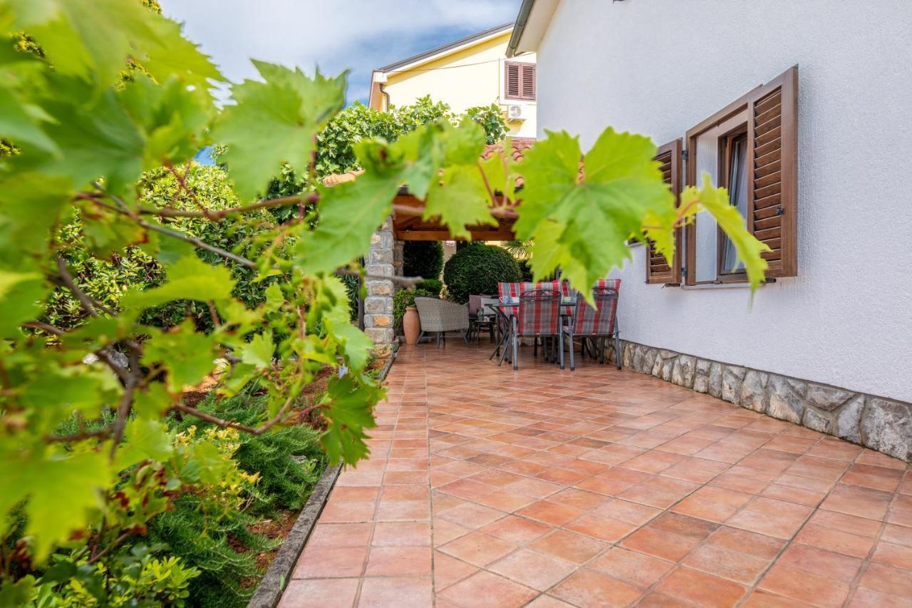 Apartman "Ela" Njivice Bagian luar foto
