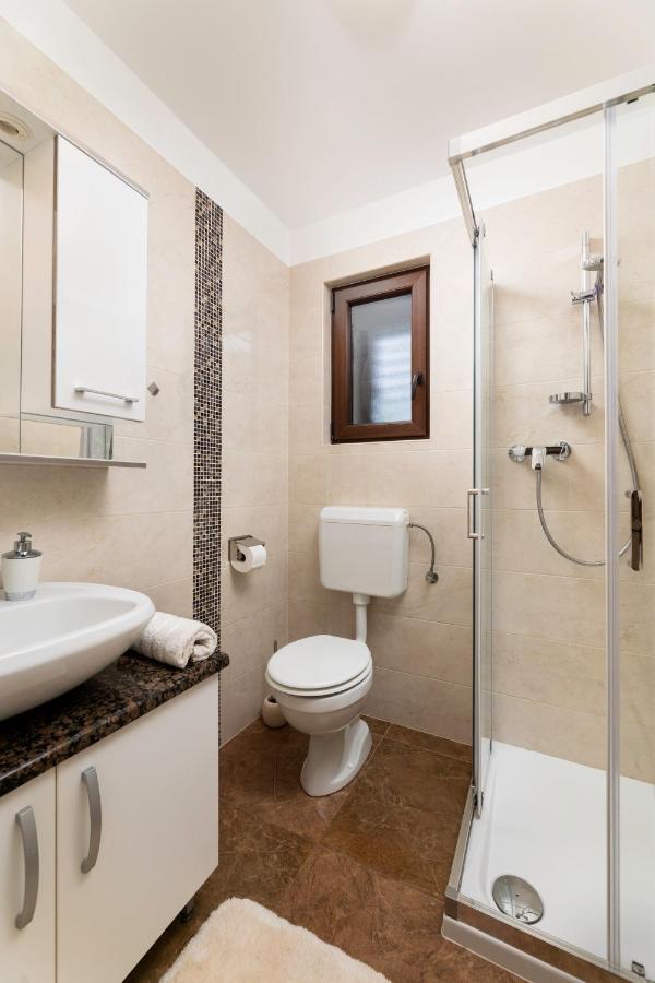 Apartman "Ela" Njivice Bagian luar foto