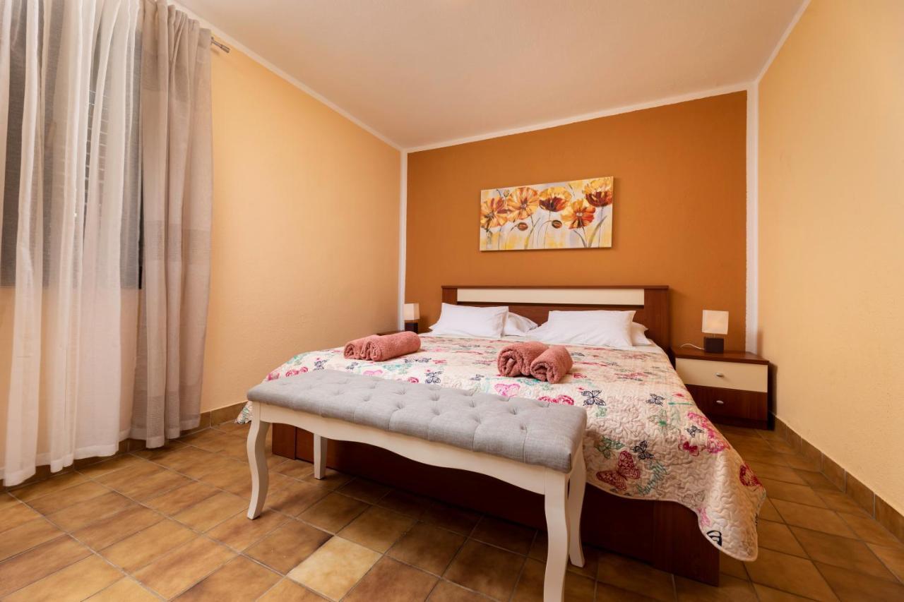 Apartman "Ela" Njivice Bagian luar foto