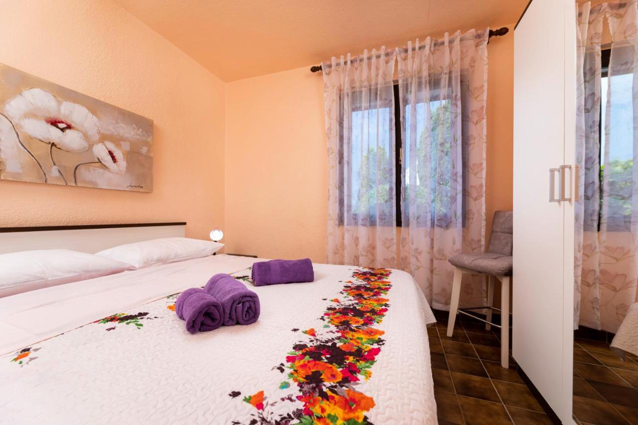 Apartman "Ela" Njivice Bagian luar foto