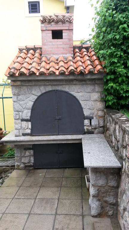 Apartman "Ela" Njivice Bagian luar foto