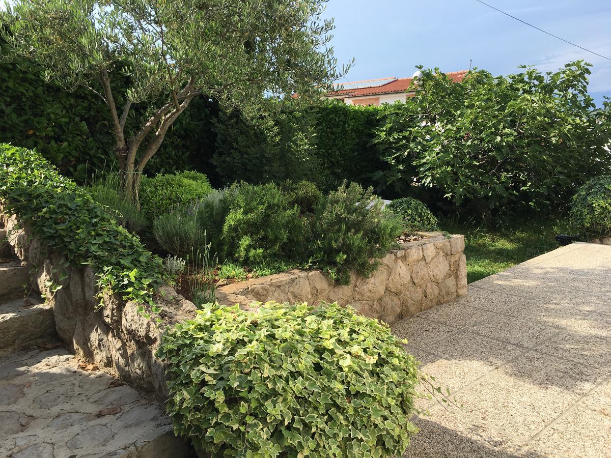 Apartman "Ela" Njivice Bagian luar foto
